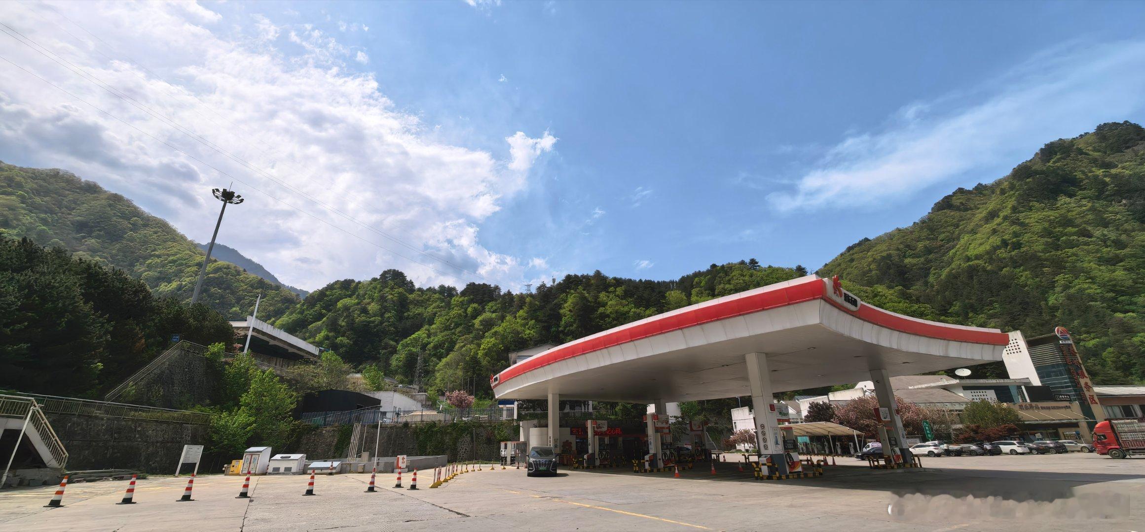 此刻京昆高速陕西秦岭服务区 