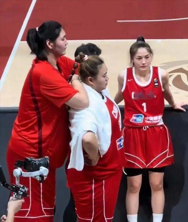 张子宇与刘禹彤的“双塔组合”堪称女篮内线的“降维打击神器”！

    2米28