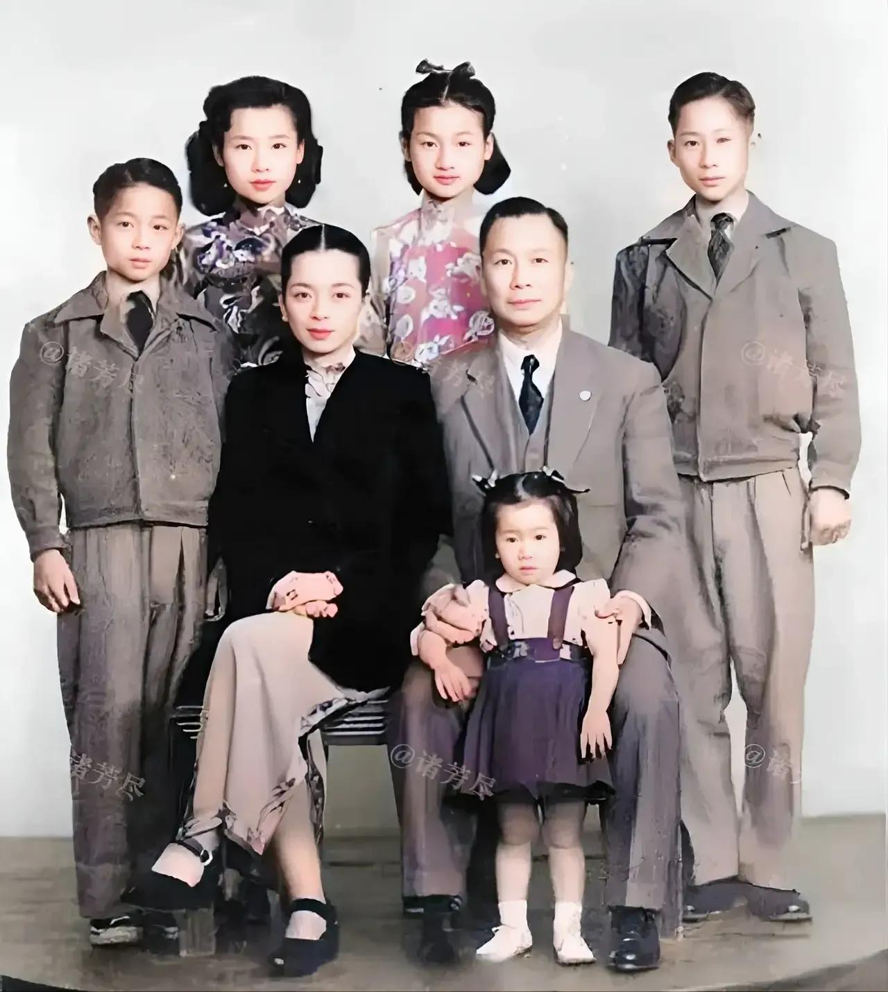 1948年，南京，一个高端家庭的全家福，男主人名字叫刘纪文、女主人名字叫许淑珍，