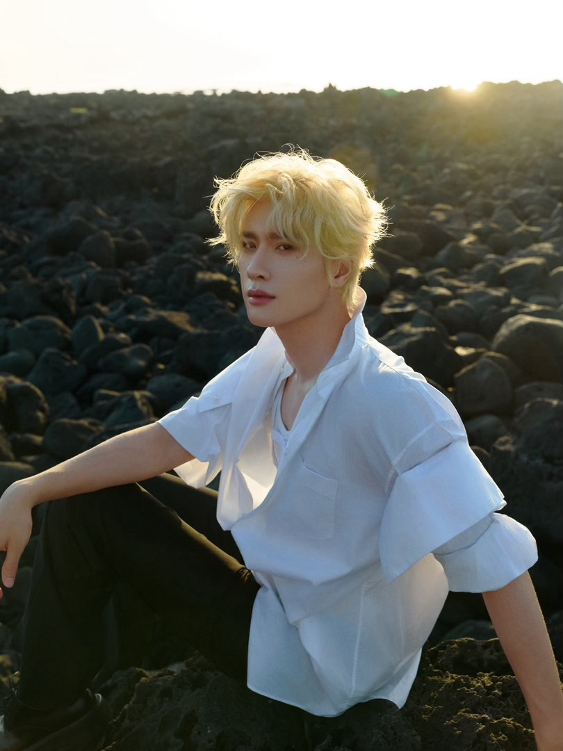 展轩新歌发光  解锁全新曲风！展轩首支原创摇滚单曲《发光》今天热血上线，一改抒情