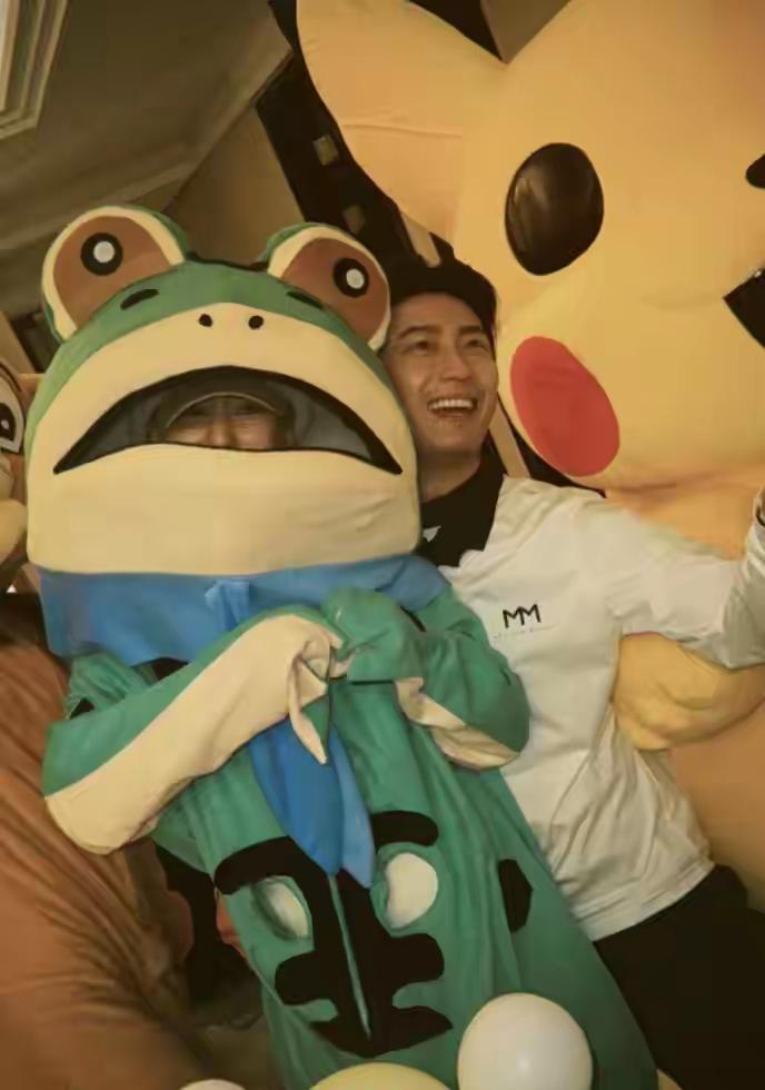 “赌王千金”何超莲扮成青蛙给窦骁庆生！
破婚变传闻！
俩人好着呢！
晒图笔记大赛