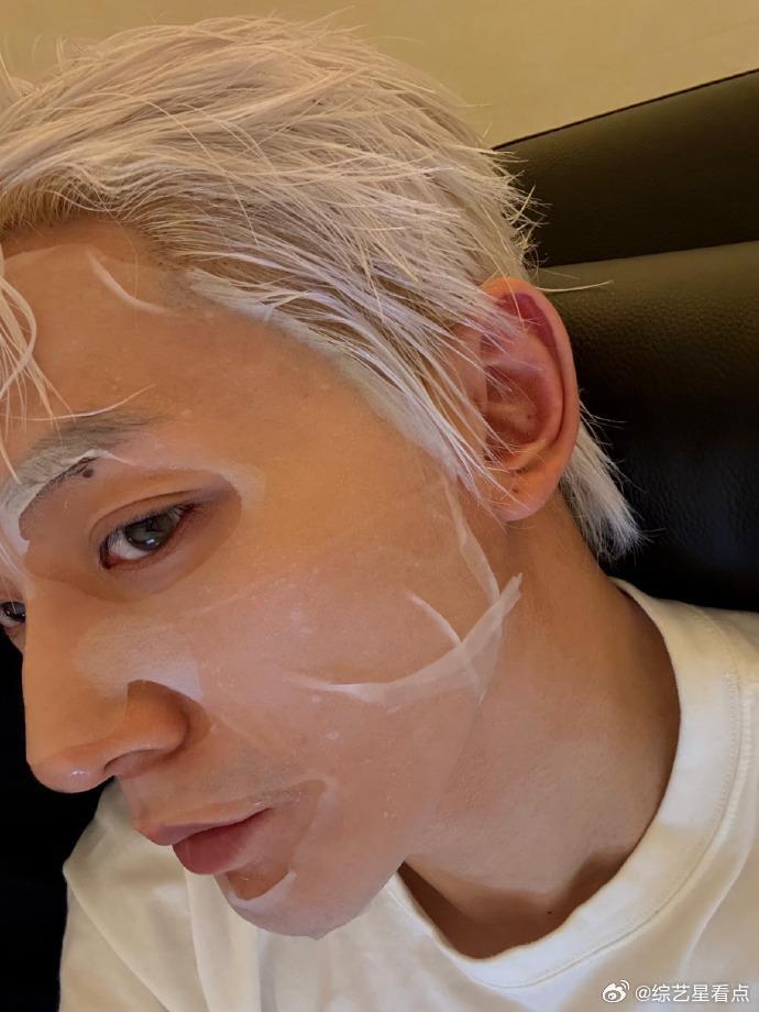 邓为敷面膜自拍照  邓为敷面膜自拍照📸，简直就是太有特色了呀，完全就是好不一样