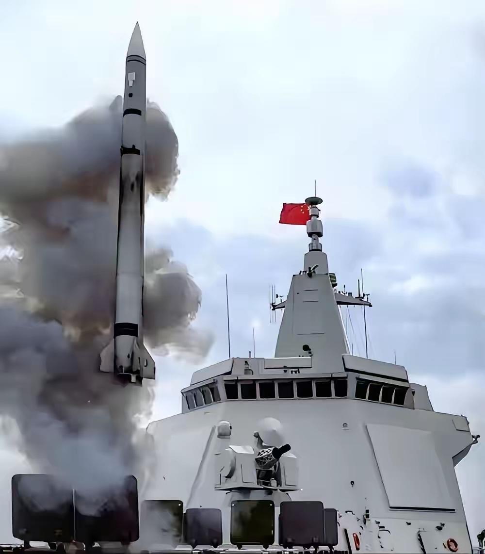 就在美菲“肩并肩2026”七国联合军演在菲律宾海域闹得正欢时，中国海军突然硬核反