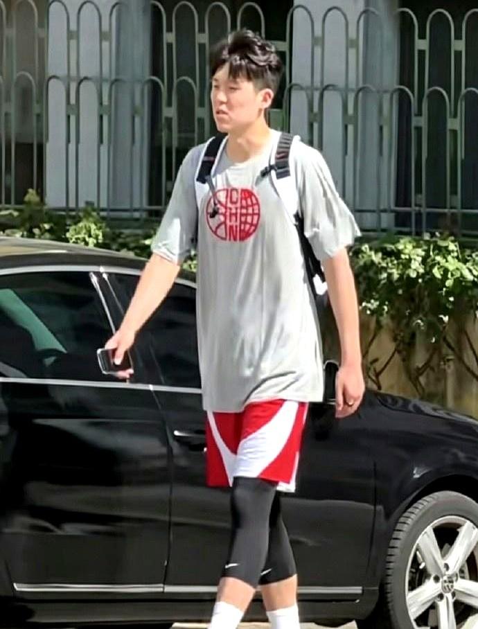 杨瀚森还是来了，NBA镀金回来，二话不说，直接进了国家队训练馆。

6月10号上