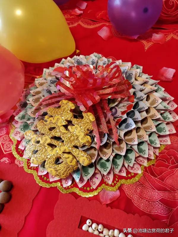 在感情里，钱挺重要的。
之前有对情侣，恋爱时甜甜蜜蜜，可谈到结婚，因为钱的问题闹