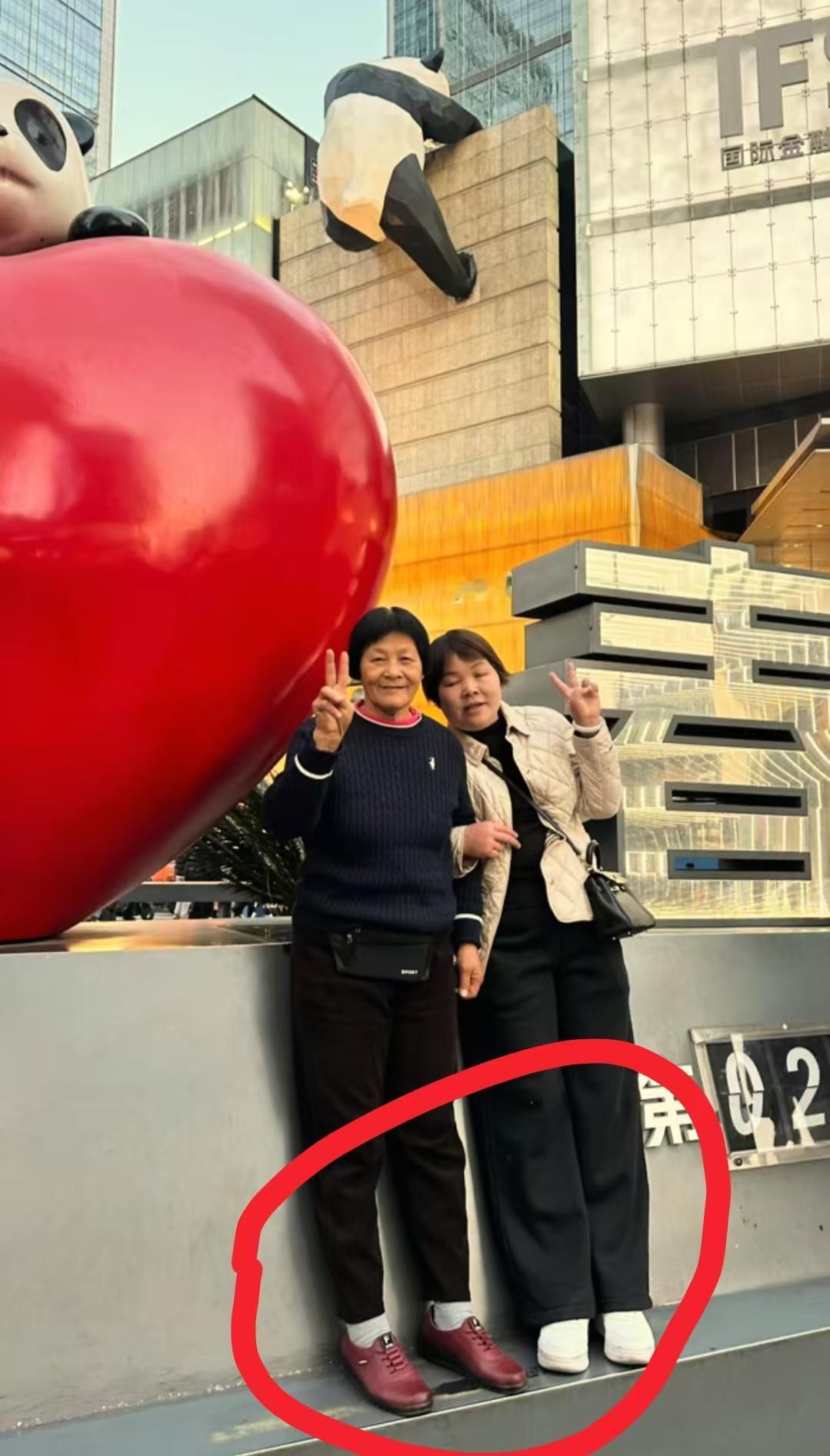 我开始有点理解叶爸了
叶锐聪妈妈这么完美的女人，谁会不喜欢啊？
不仅是因为对儿女