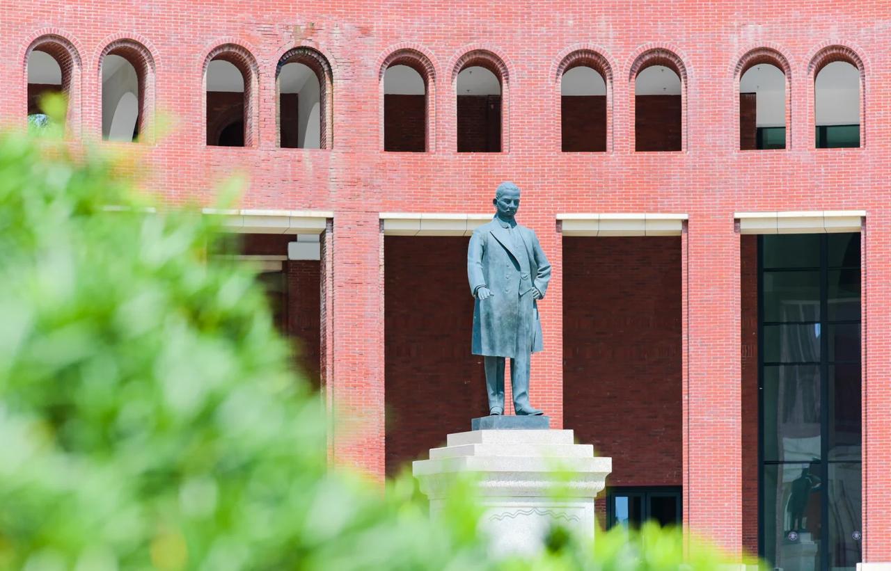 中山大学你是一个动人的故事，讲了101年
@中山大学 陪你一起度过了99周年（2