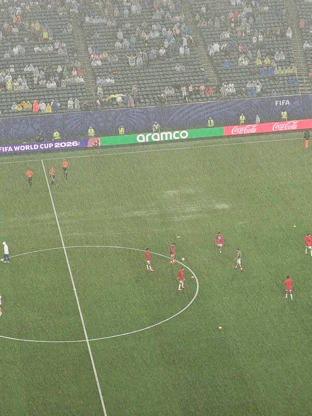 暴雨中的一场比赛，法国3-0伊拉克，提前出线。下半场因雷暴天气推迟2小时开赛，姆
