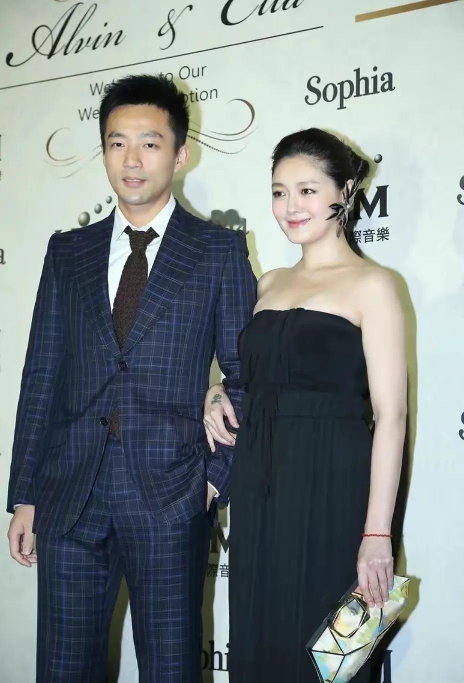 撇开一切不说
如果单从外表上来看的话
你觉得，汪小菲和大S配一点
还是与现任更配