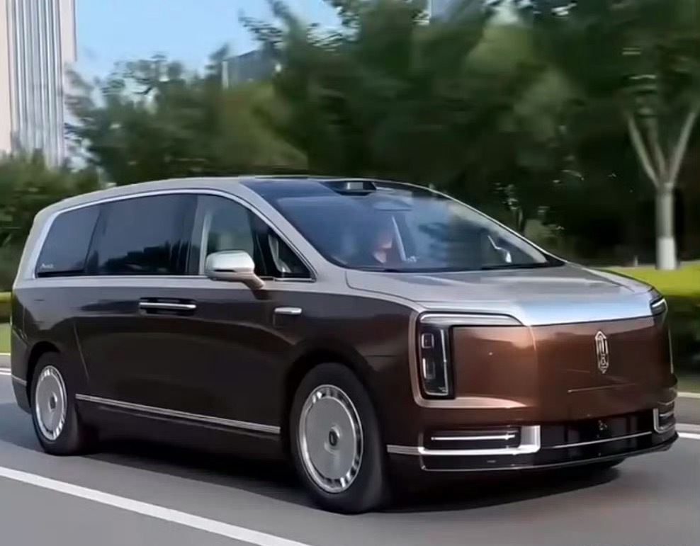 【尊界V800实车曝光 7座大型旗舰MPV】新车定位为一款大型旗舰MPV，采用双