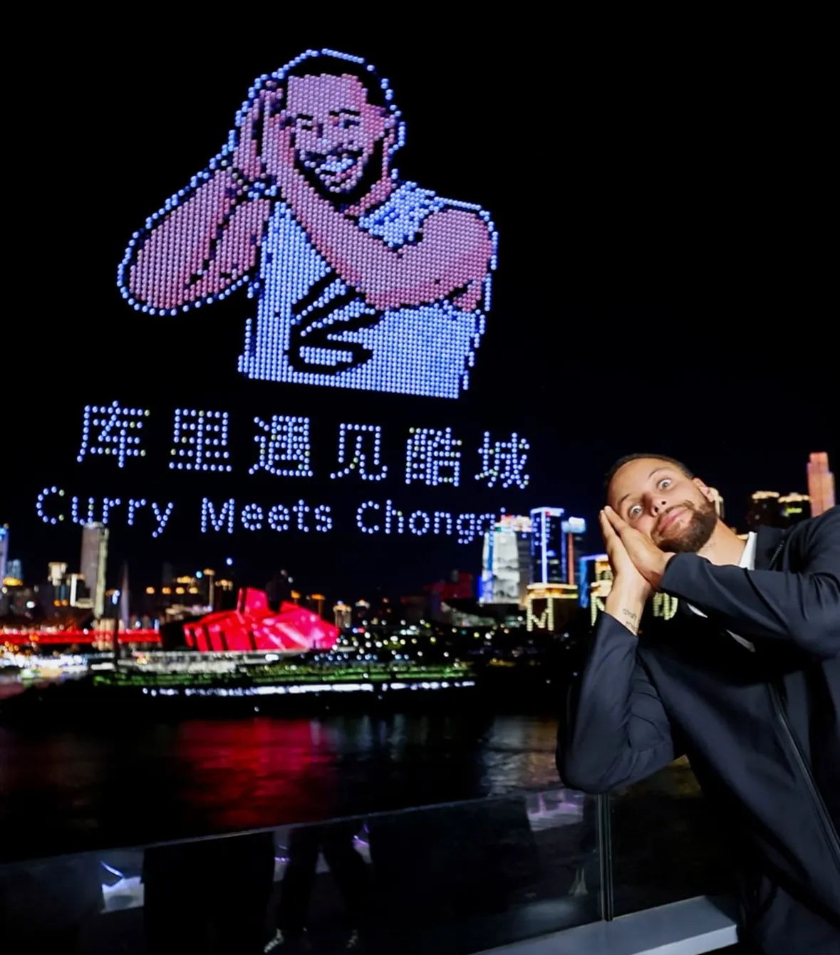 这个应援可以，天空中用无人机摆了库里的招牌庆祝动作，很有排面。老詹中国行应该也快