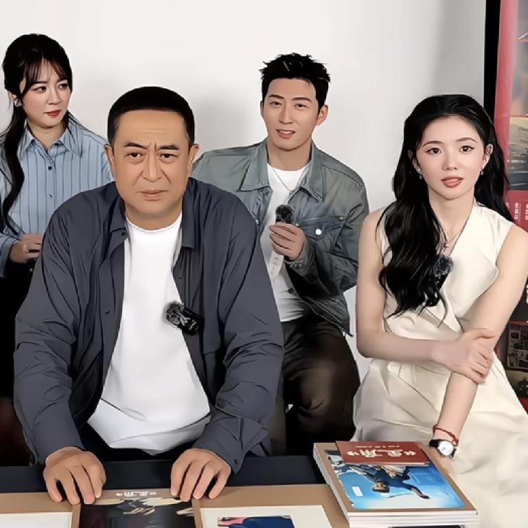 张嘉译第一次跟窦骁合作，
在采访中他说了个大实话。
他说，窦骁根本就不是你们以为