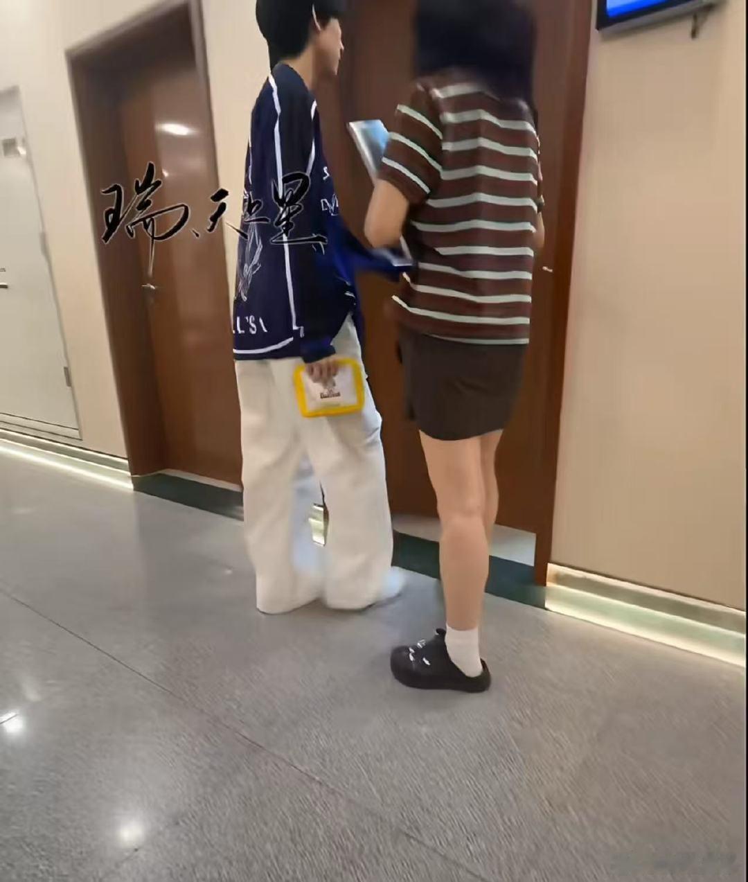 医院偶遇杨博文复查眼睛医院偶遇杨博文复查眼睛！医院偶遇杨博文检查眼睛