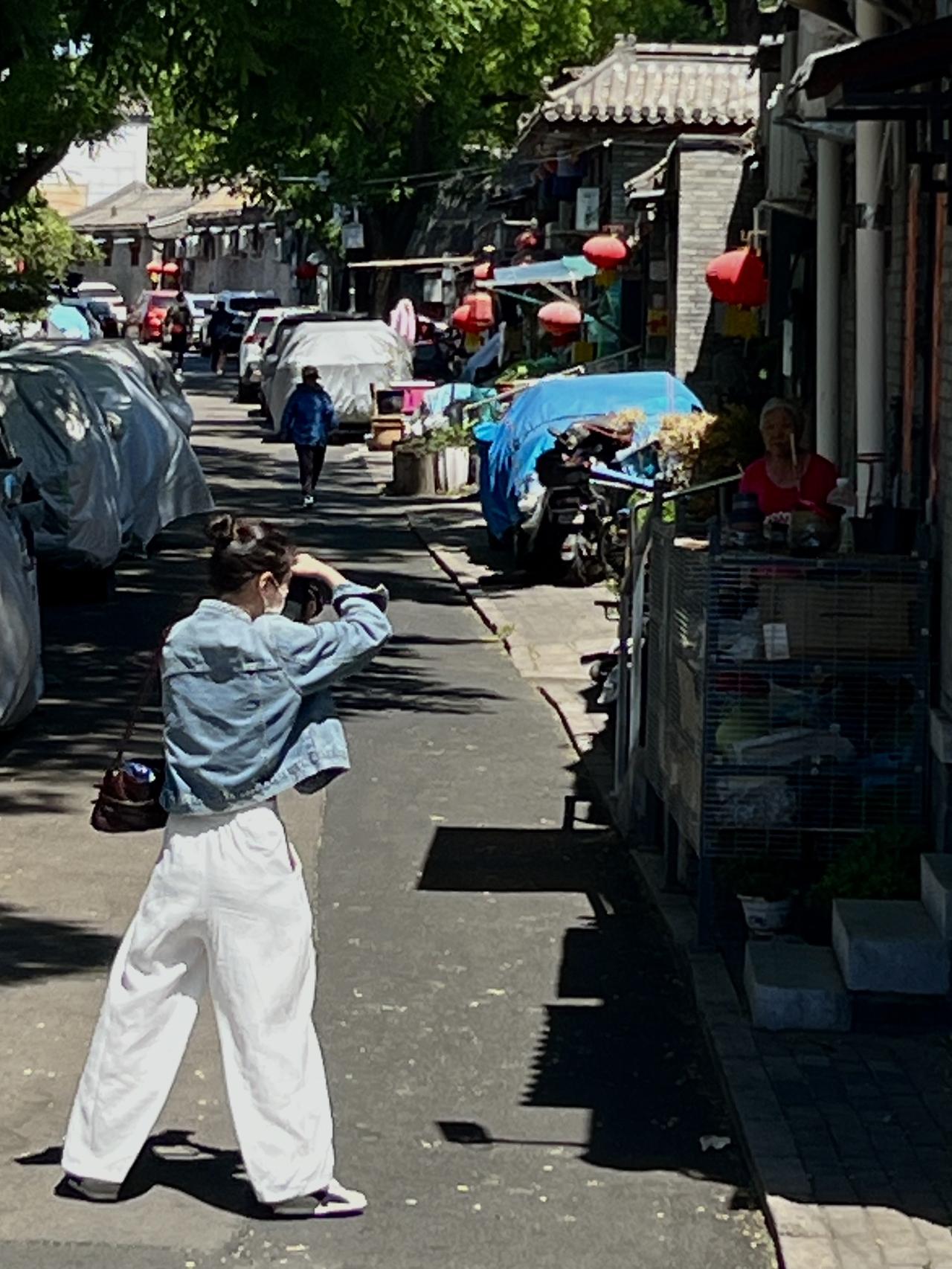 摄影者的年龄结构正在悄然发生变化。在城市街头，经常看到年轻的女孩子手持相机穿行于