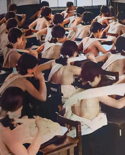1938年，日本国内，高中生上课一丝不挂地接受军国主义的熏陶时，留下的老照片，镜