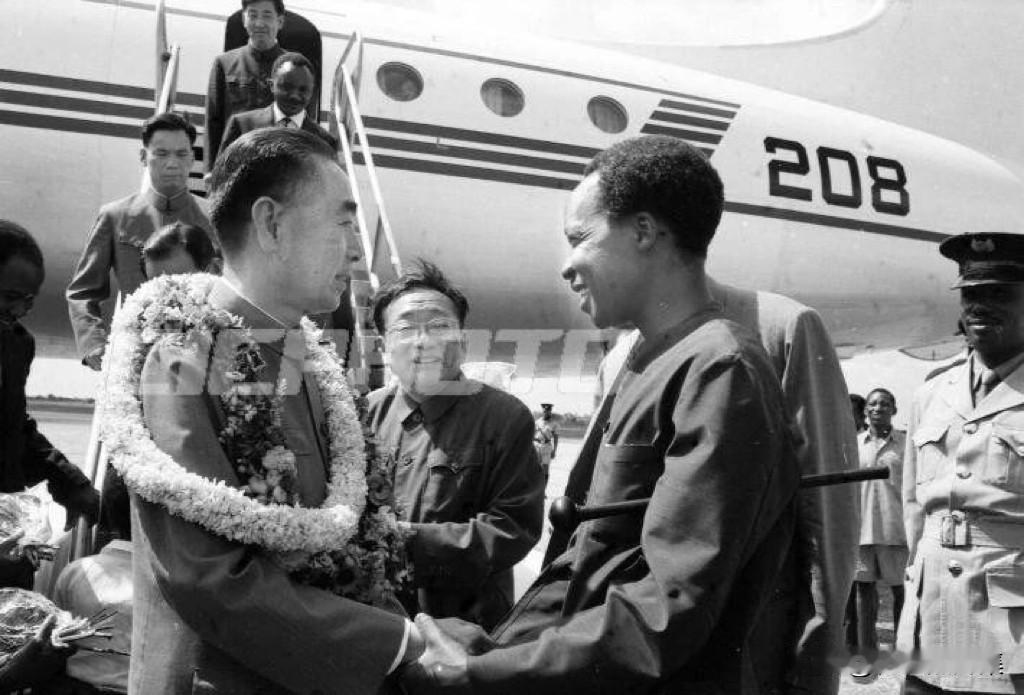 1965年6月4日，周恩来总理抵达累斯萨拉姆，坦桑尼亚总统尼雷尔等到机场热烈欢迎