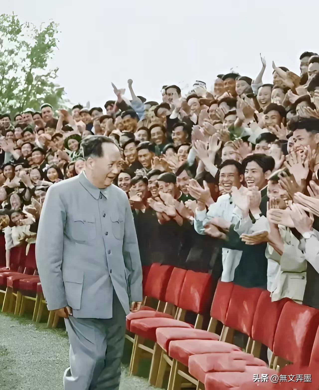 主席爱人民
人民爱主席
你看伟人的眼睛，藏不住对人民群众的喜爱啊！