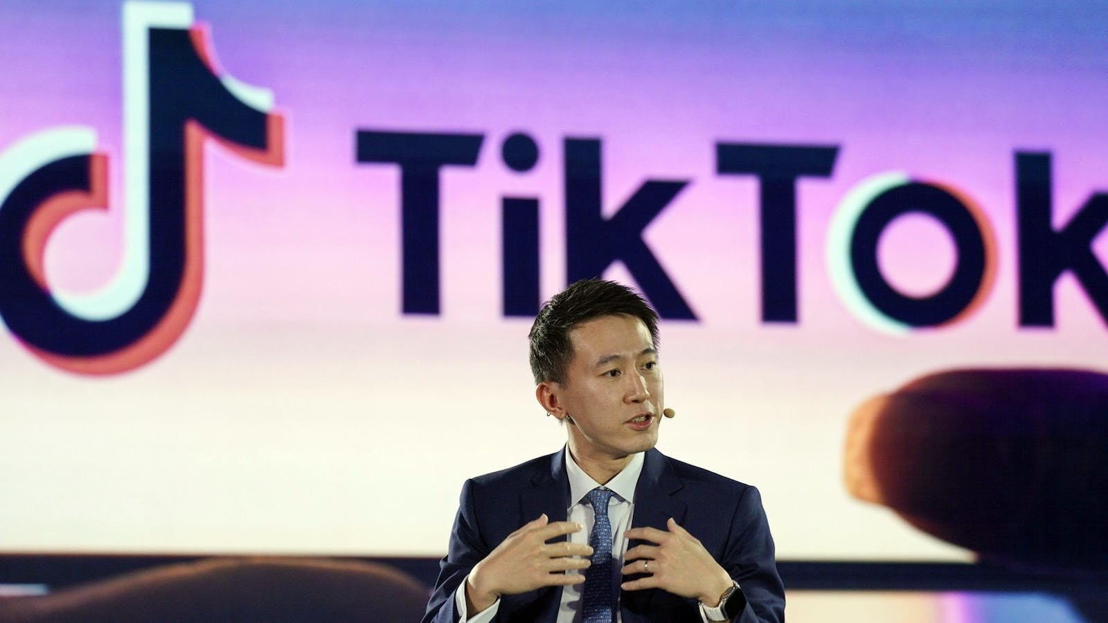正式停止！目前TikTok应用程序已在苹果和谷歌应用商店下架。用户登录TikTo
