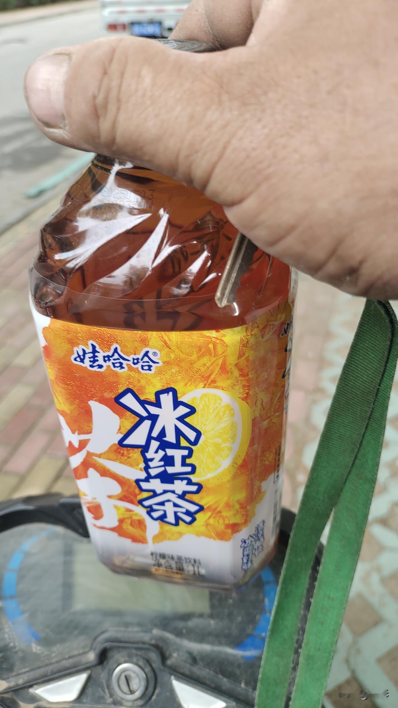 昨天中午，去拿快递时，口喝的要命，于是取完快递后到无极限附近的日常用品商店去买水