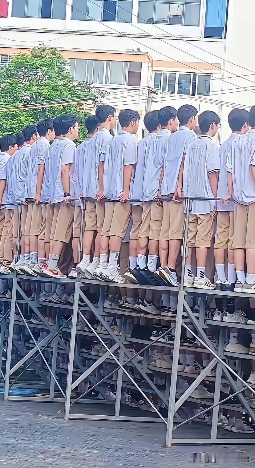 拍毕业照的一幕，不得不说，这学校安全措施真好！