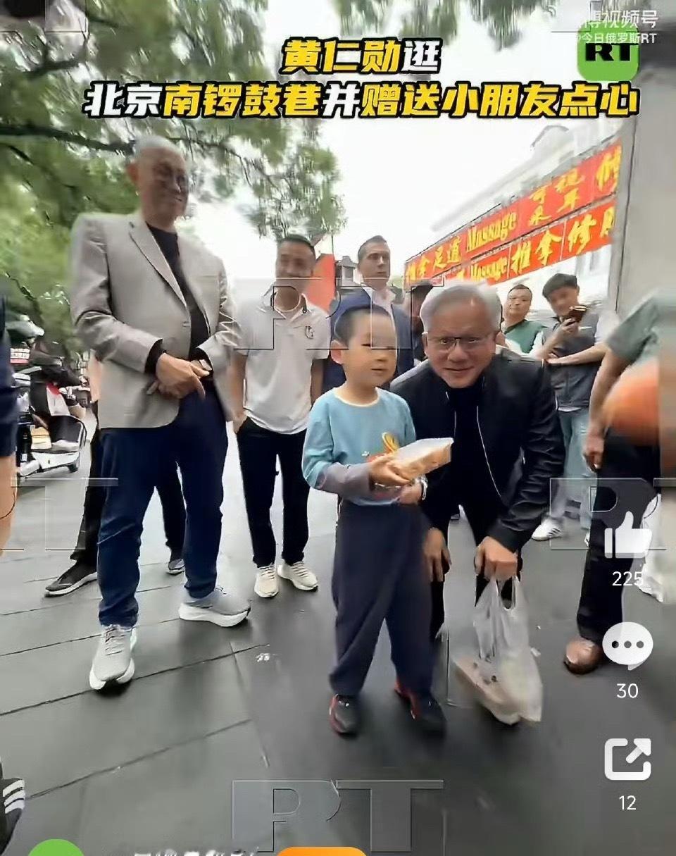 黄仁勋都能为一个小孩弯腰低头雷军和别人合影咋了说白了，越不受尊重的人越敏感自卑，