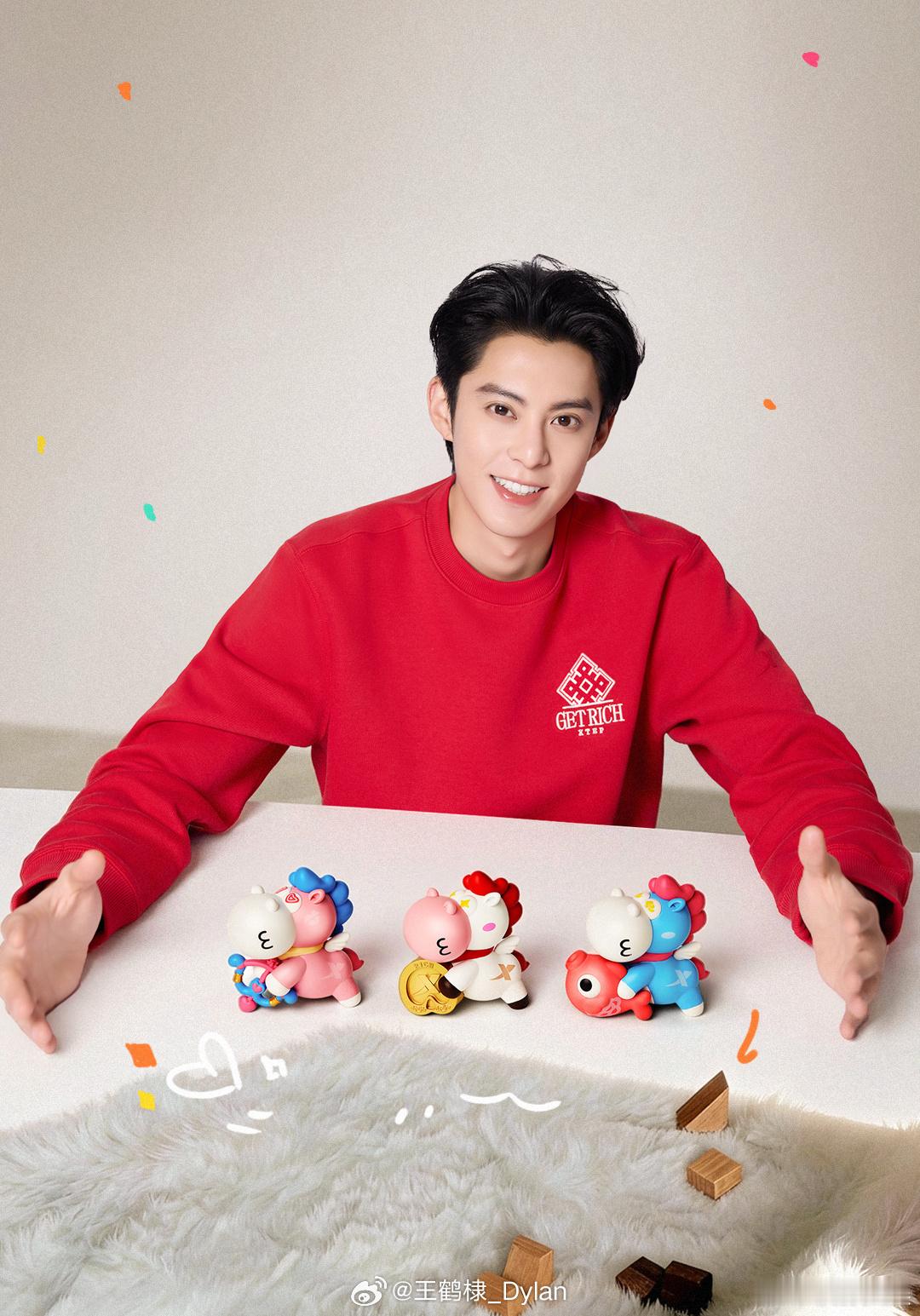 王鹤棣红卫衣王鹤棣马年大片王鹤棣马年大片，红卫衣好看，真好看 