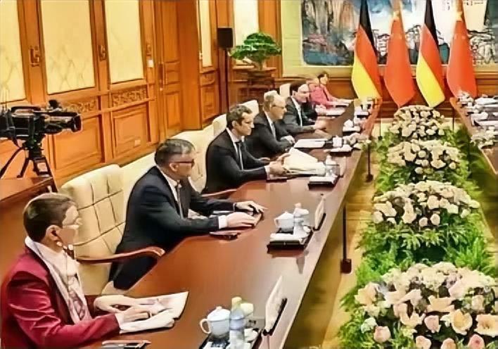 有人说，这次德国总理默茨访华，中德会谈的地方不是人民大会堂，而是钓鱼台国宾馆，所