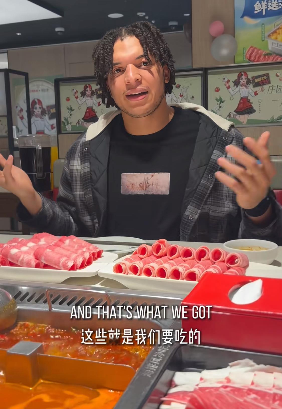 外援洛夫顿开心去海底捞吃火锅，说吃完后自己的手感觉也好多了。

4月9日，洛夫顿