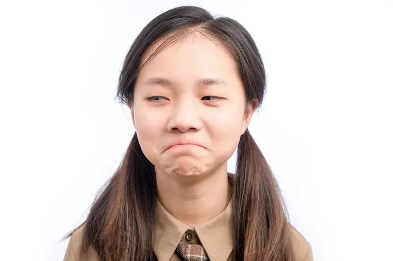 女孩子提升气质，有些零成本小习惯超有用。核心就是“觉察力”和“克制”。
先觉察自