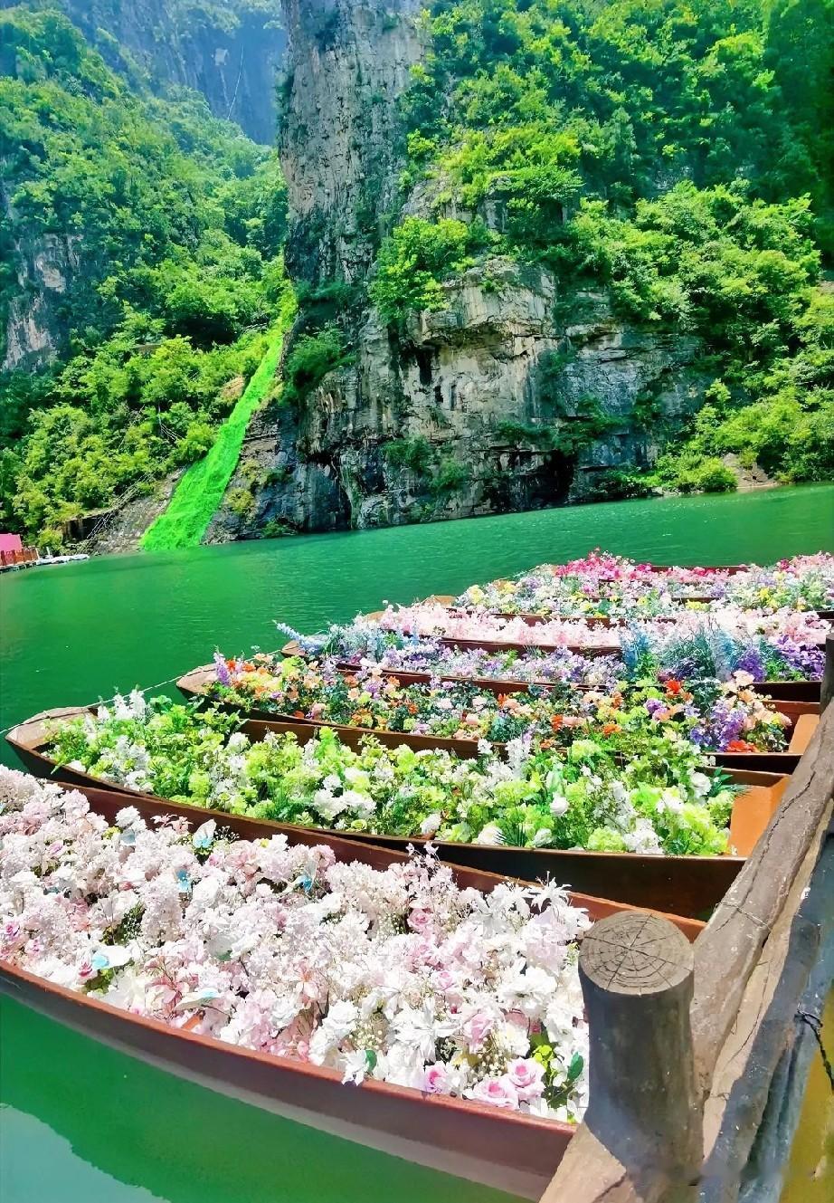 盛夏寻幽，走进太行深处的青天河，扑面而来的是满山水汽与沁骨清凉，瞬间与外界燥热隔
