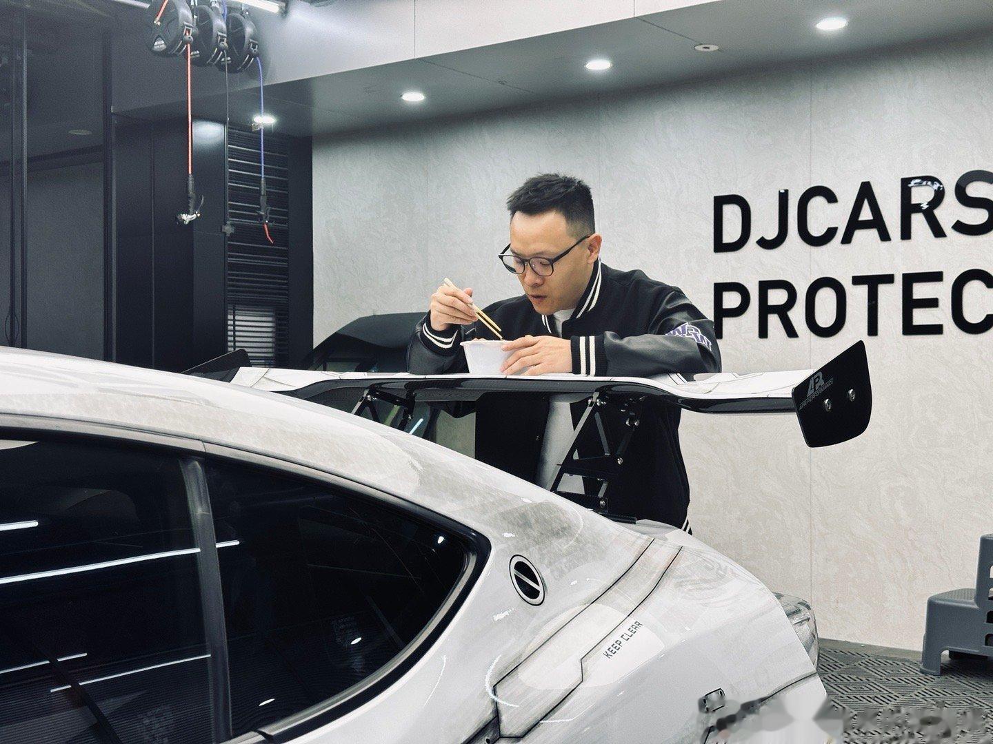 高度正合适[doge]以后光吃路边摊就能省一大笔呢 ​​​