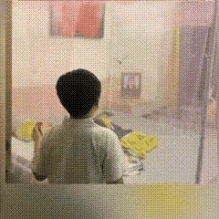广东佛山，10岁小男孩期末考完回老宅卧室，一只蝙蝠飞进蚊帐。寻常孩子早吓得躲开，