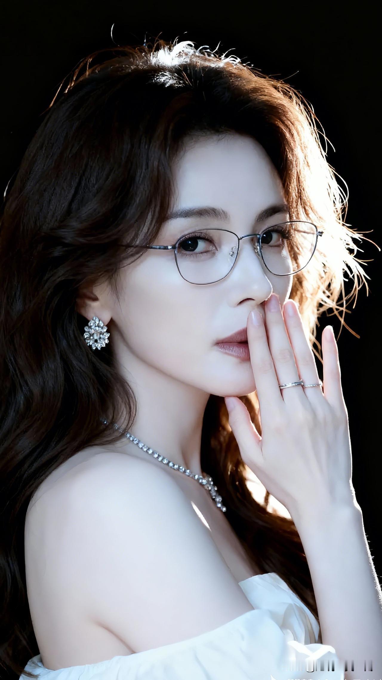 轻纱遮面，静候佳音。清新脱俗的女孩子是什么样子的呀 优雅气质，复古眼镜，珍珠项链