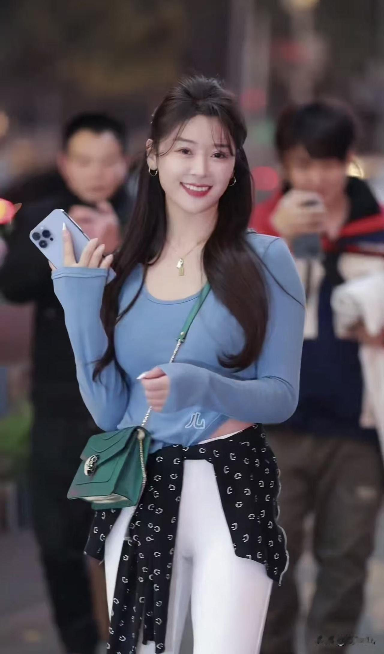 【成都太古里新晋街拍女神杀疯了！这颜值身材我直接嘶哈～】

刷爆社交圈的成都太古