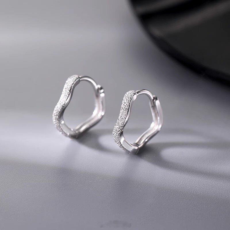 分享提升幸福感的时尚单品 被追问无数次的极简风银耳环！通体纯银打造，质感超绝。流