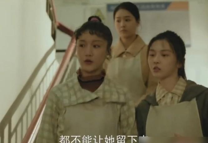 徐阿楠把方婉之的剪刀拍在桌上时，手在抖。
她怕的不是方婉之，是方婉之身上那股她永