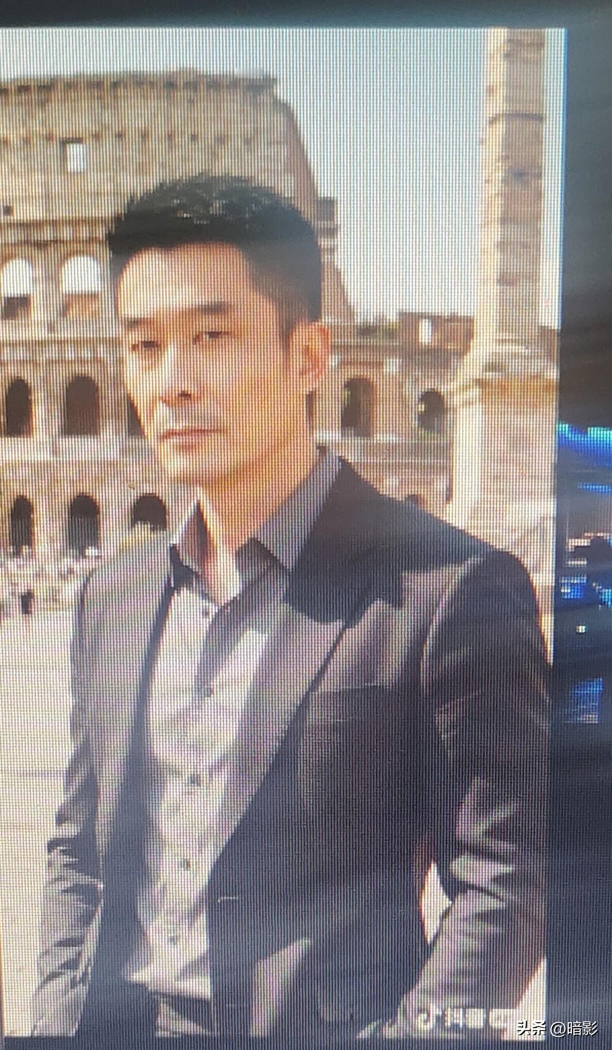 最近，抖音上一个歌手火了，火的一塌糊涂！他既不作词，也不作曲，却靠着翻唱很多人的