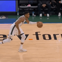 6步并3步，差点“天龙八部”！字母哥秒变詹姆斯。