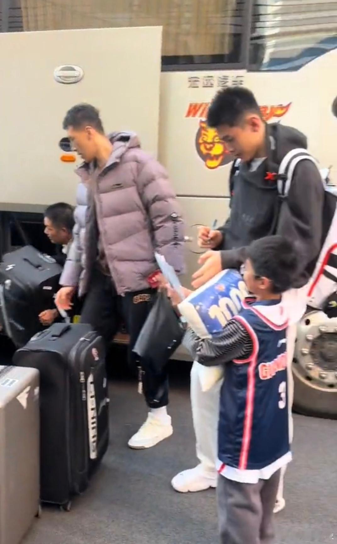 广东男篮已顺利返回东莞，明晚球队将要在主场对阵上海大鲨鱼，也是第一阶段最后一场球