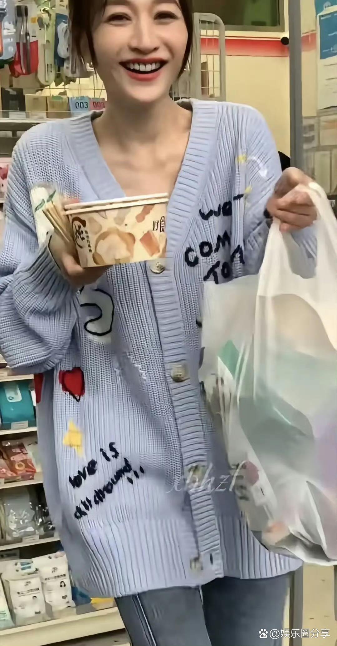 嘿！谁能信李小冉50岁呀，说30多都妥妥的，有料不肿美炸啦 