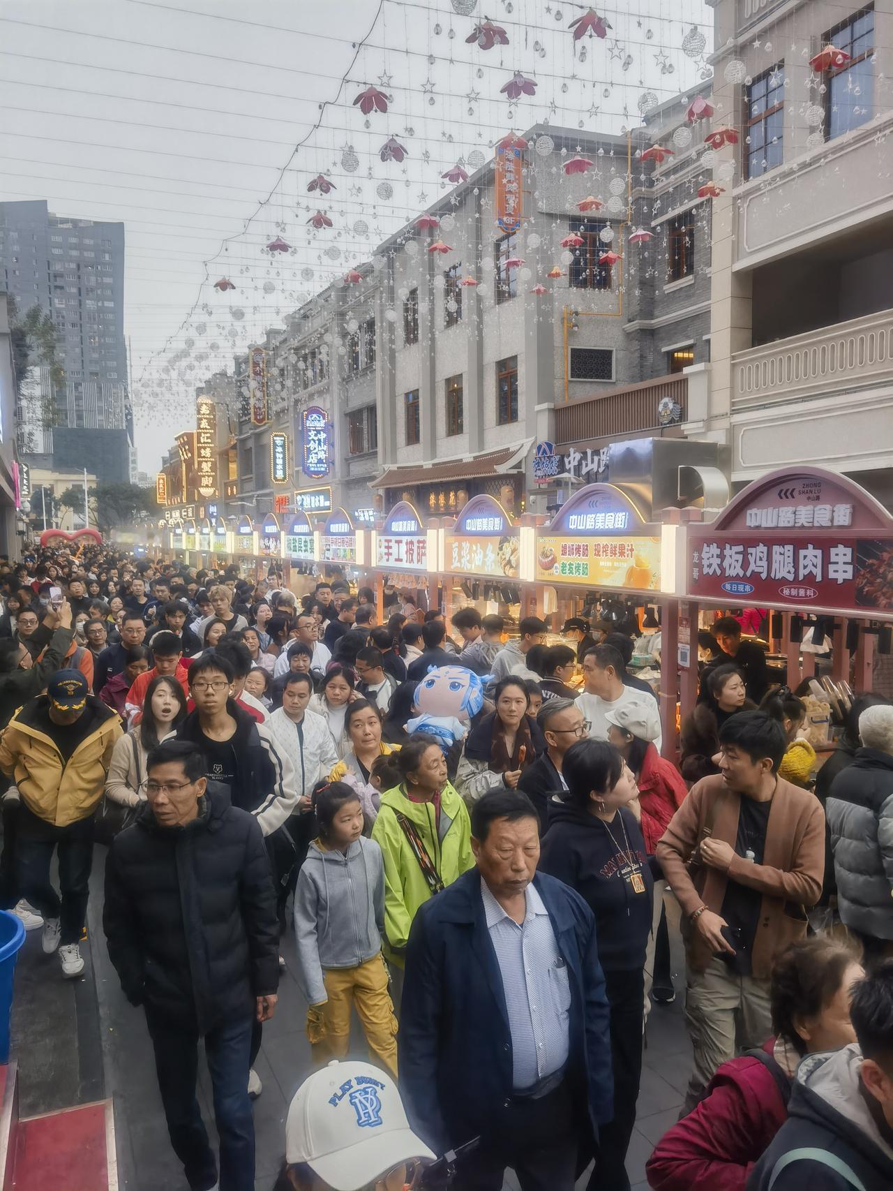 大年初一，南宁文旅，人气爆棚啊！
     青秀山风景区当天入园游客23万4千多