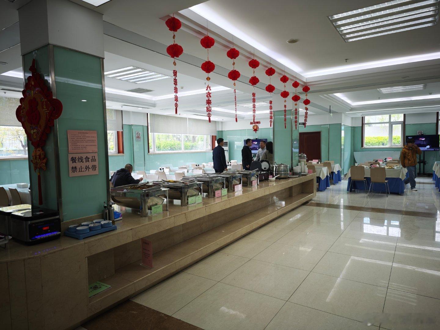 今天中午午饭在经开区的税务局解决了，吃了一份超级辣的板面