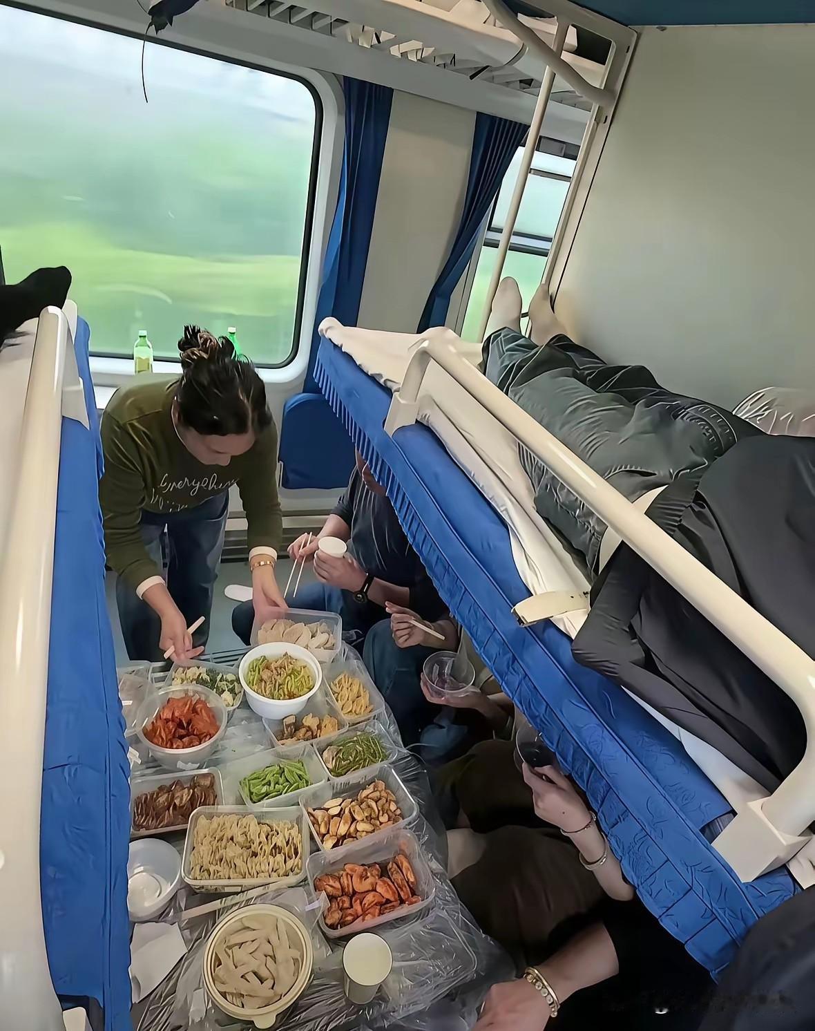 在火车上这么吃饭，真的合适吗？坐卧铺出差，买了个中铺，走到半路下铺的几个人摆起了