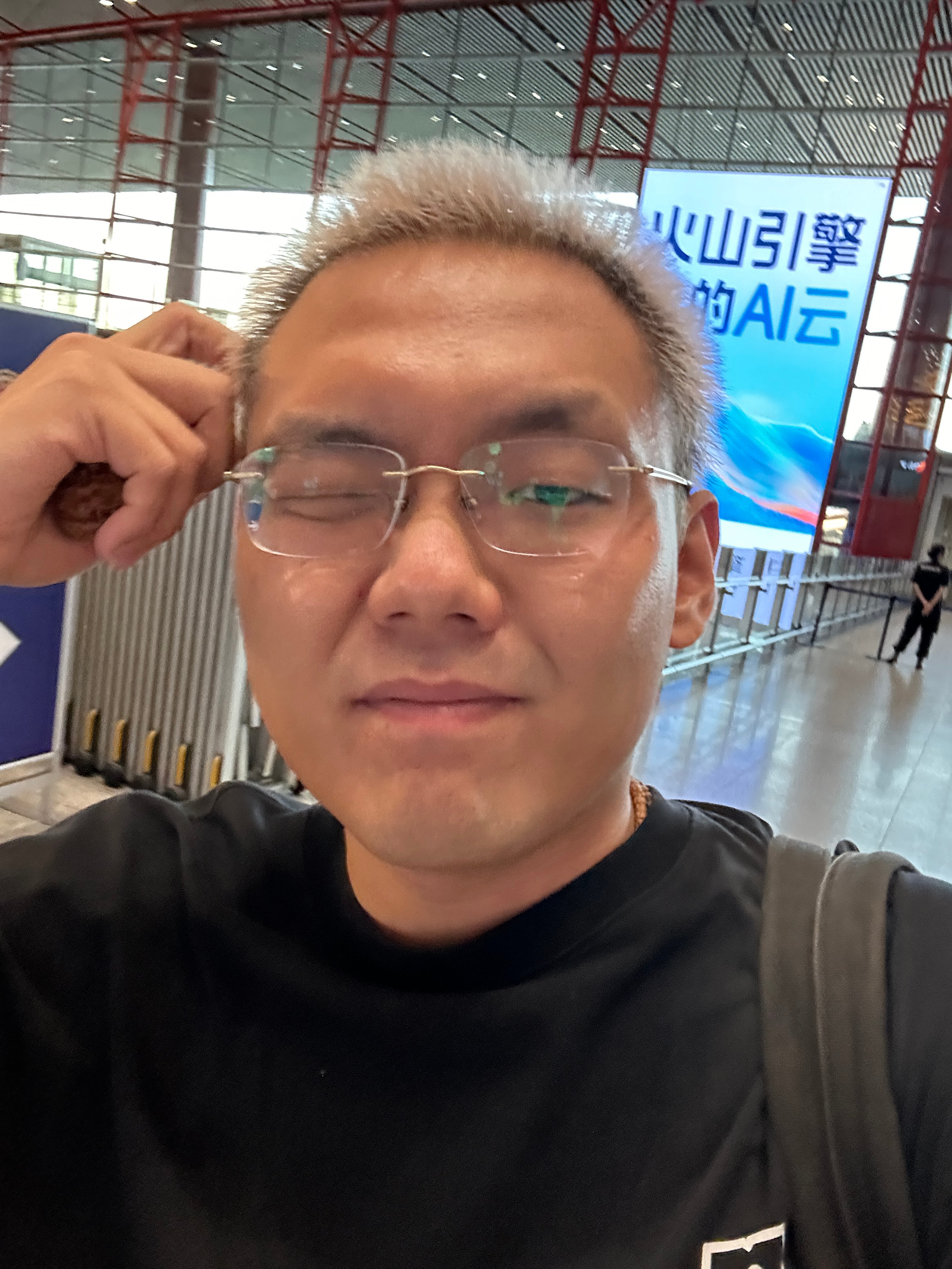 男子断言电车十年后被淘汰哈哈哈哈哈 我真是笑死那亲爱的教授您能再给我研发出一种更
