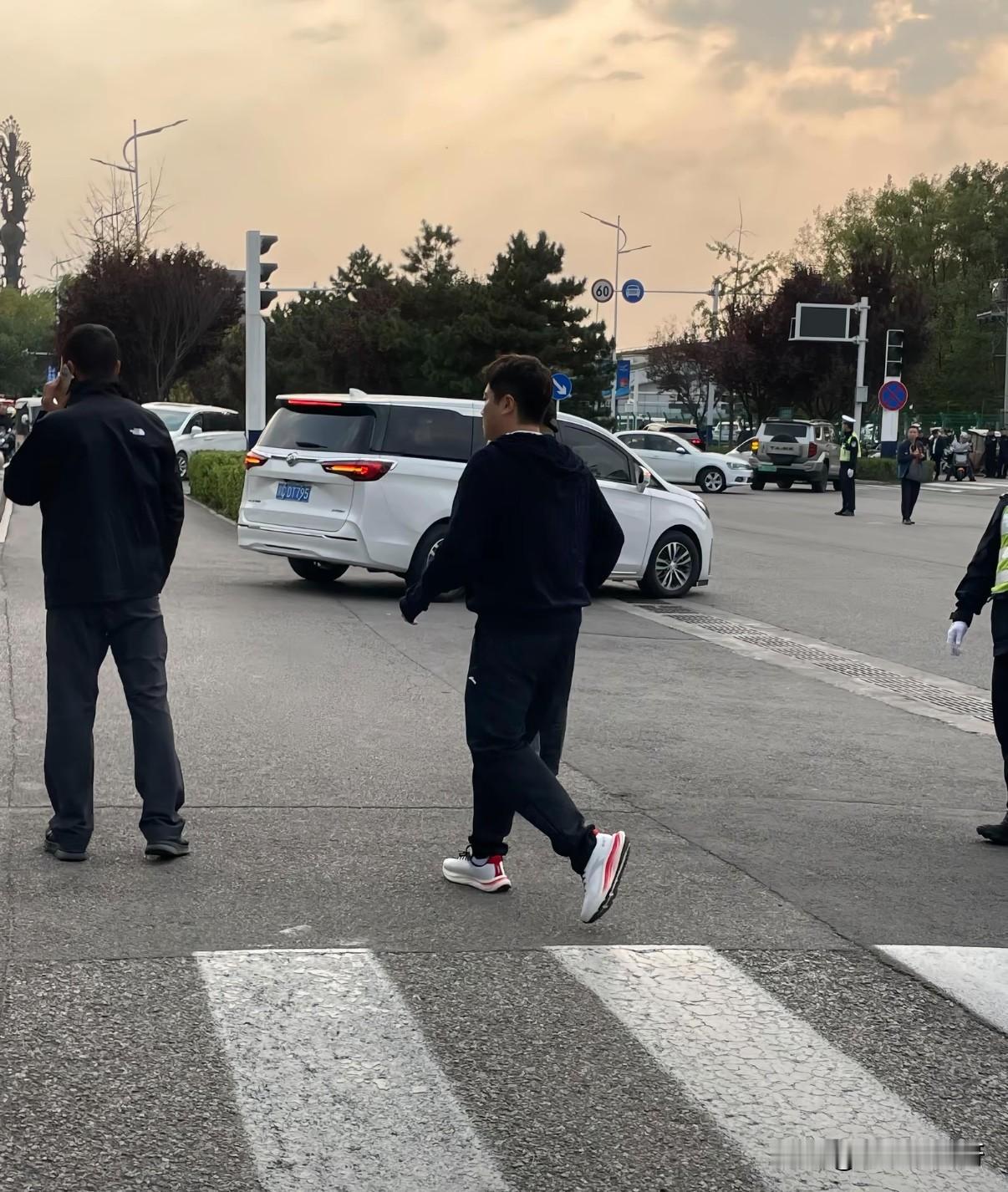 原来梁靖崑的爸妈老婆和孩子都来到开幕式现场了！
原本以为就是梁靖崑的妻子美丽姐带