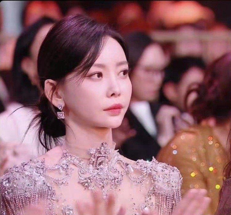 于文文 幸好不是脸先着地于文文微博之夜回应演出昏倒咱就是说于文文姐你真的是太幽默