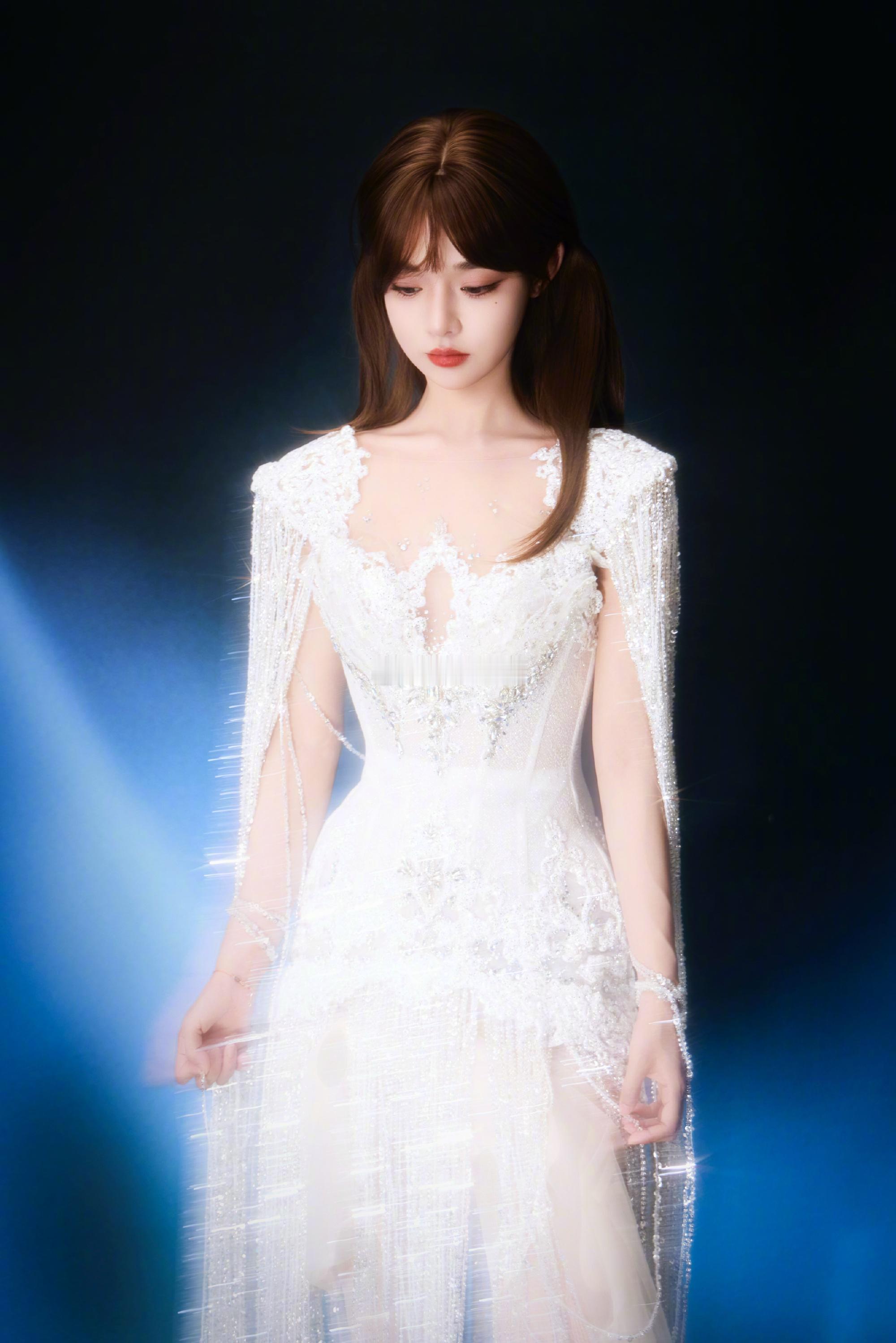 黄霄雲在演唱会认出了十年老粉 谁懂啊！十年光阴里的次次奔赴、场场陪伴，都化作了舞