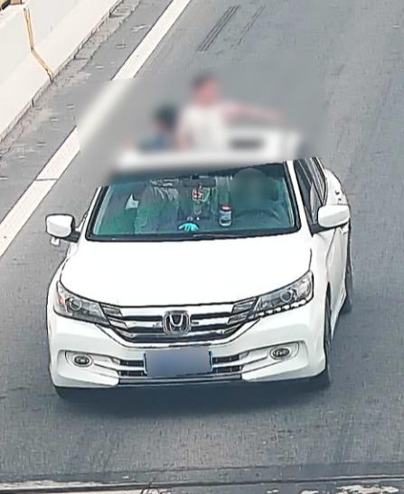 温州2小孩被拍下！有人举报...

近日
瑞安公安交管大队高楼中队
接到群众举报