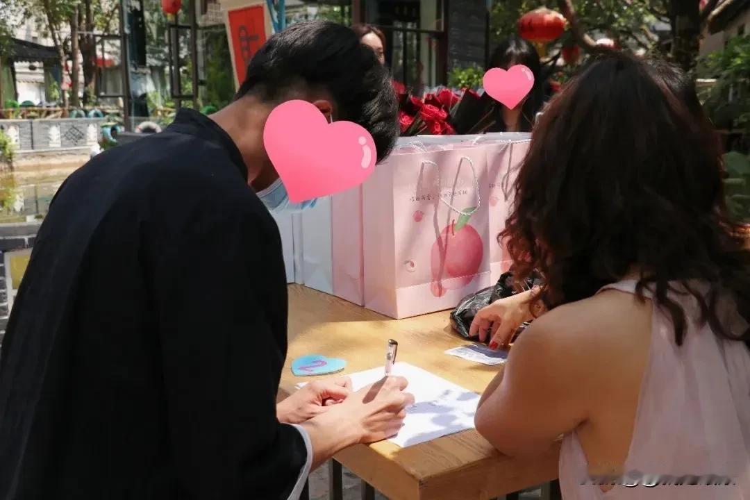 一句扎心实话：当下的剩男剩女问题，或许根本无解，只能交给时间慢慢消散！

 
说
