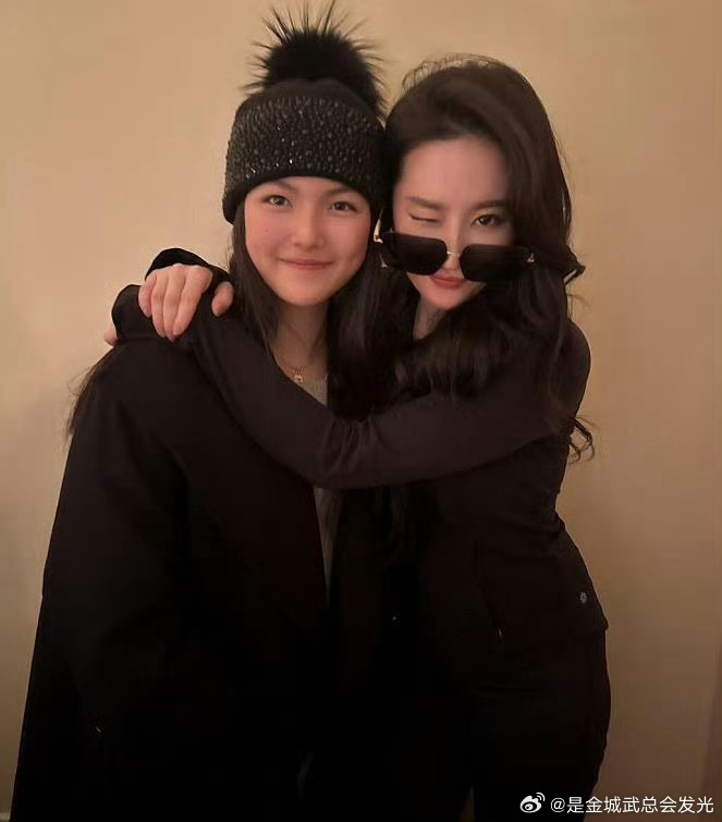 刘亦菲李现王诗龄刘冲合照 我不羡慕我不羡慕我不羡慕！好吧我承认我羡慕了，想魂穿王
